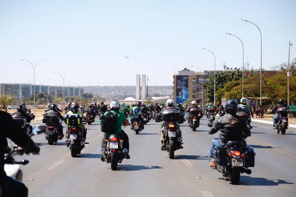 Motociata organizada pelo presidente Jair Bolsonaro cruza a Esplanada dos Ministérios na manhã desde domingo (08:08), Dia dos Pais 11