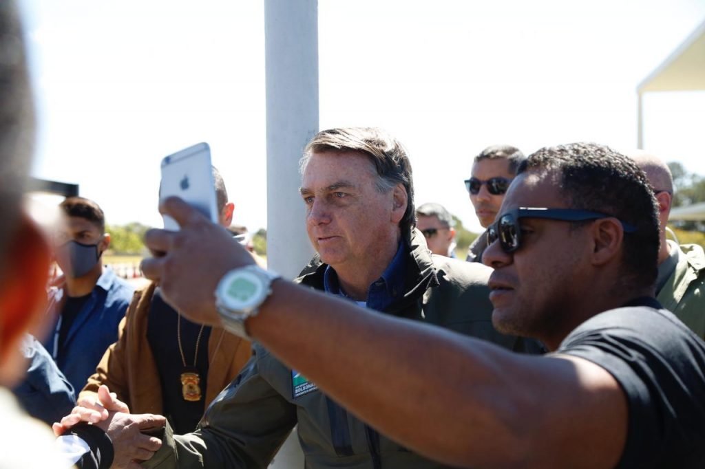 Bolsonaro cumprimenta apoiadores após passeio de moto
