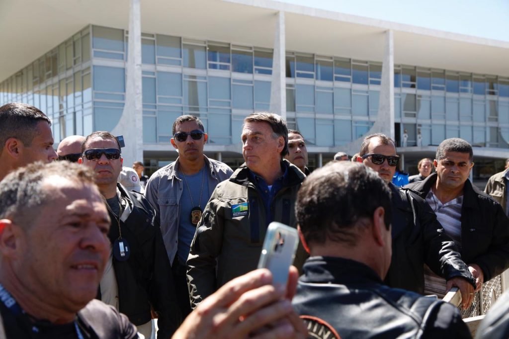 Bolsonaro cumprimenta apoiadores após passeio de moto