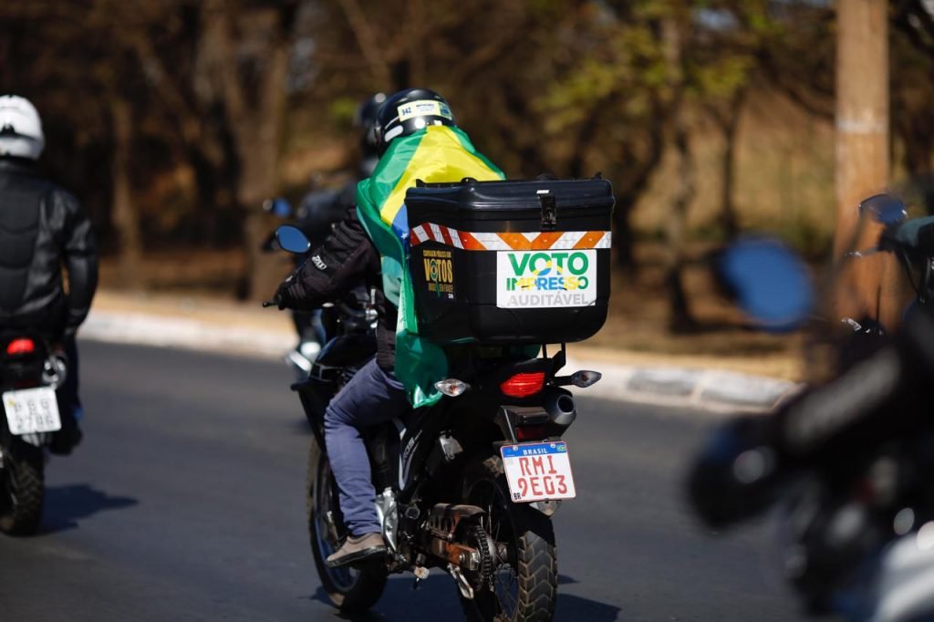 Motociata organizada pelo presidente Jair Bolsonaro cruza a Esplanada dos Ministérios na manhã desde domingo Dia dos Pais 10