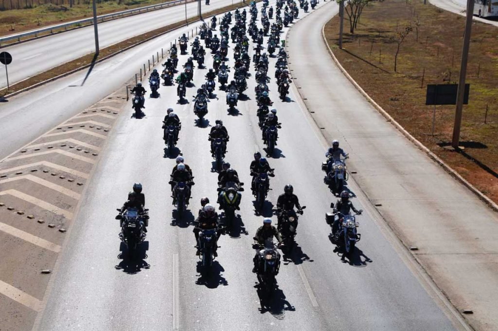 Motociata organizada pelo presidente Jair Bolsonaro cruza a Esplanada dos Ministérios na manhã desde domingo Dia dos Pais 10