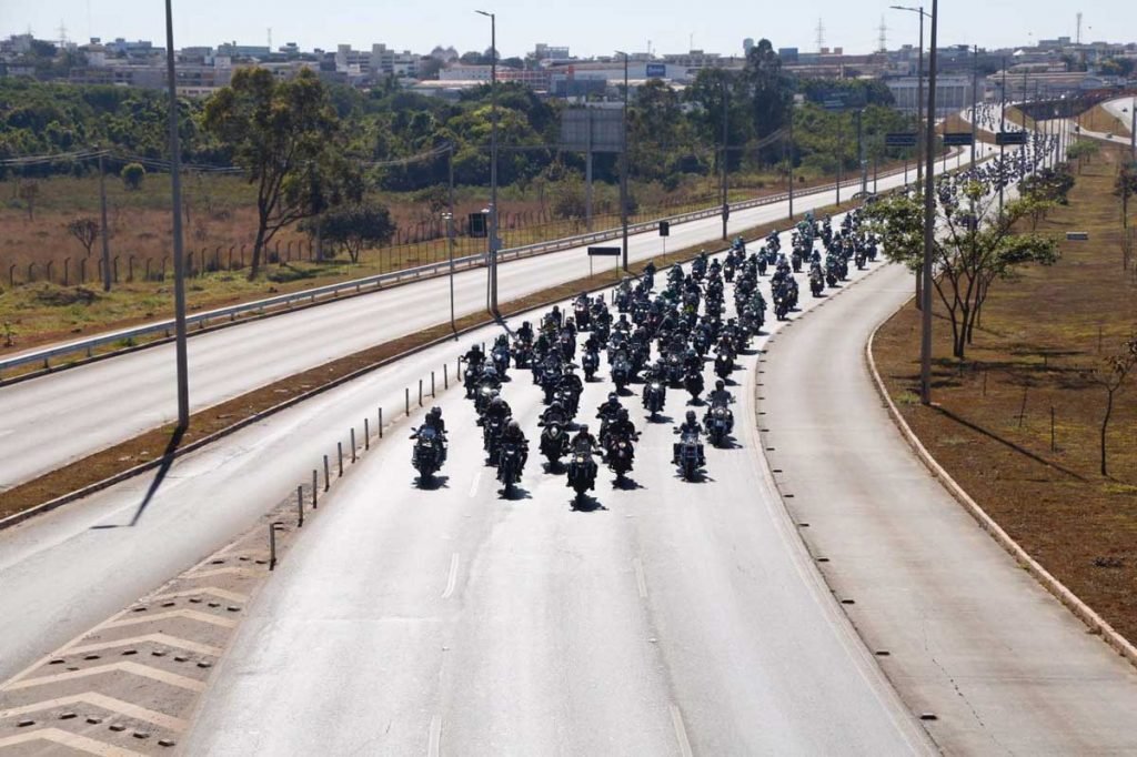 Motociata organizada pelo presidente Jair Bolsonaro cruza a Esplanada dos Ministérios na manhã desde domingo Dia dos Pais 10