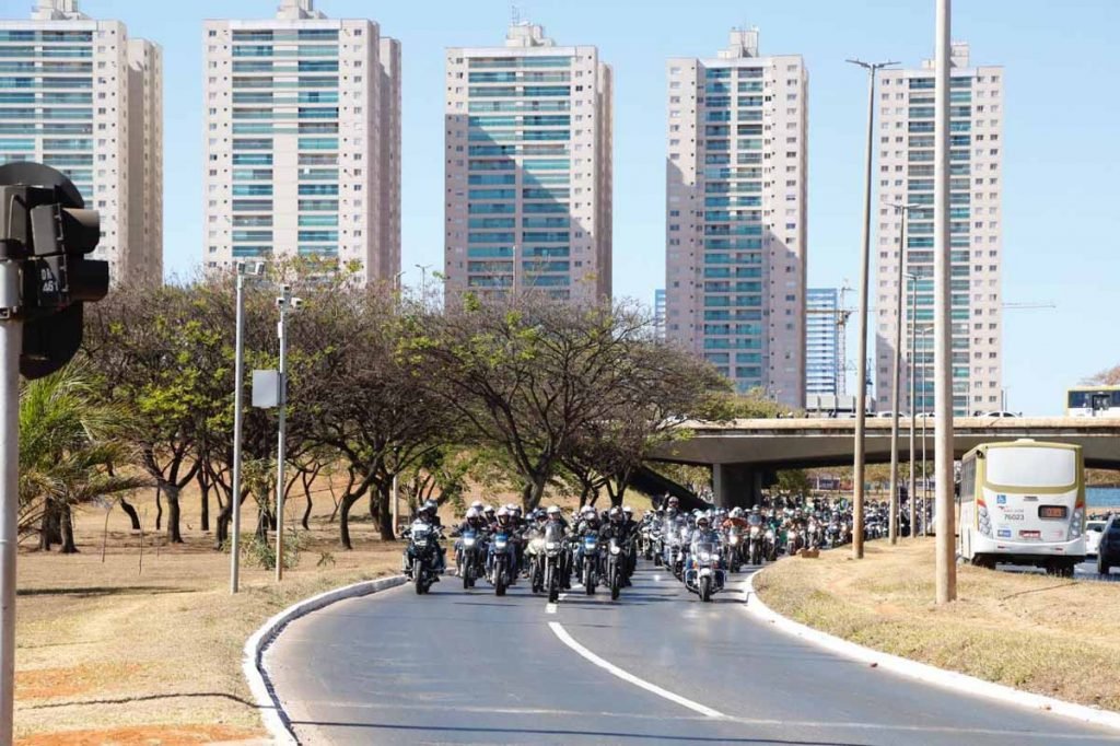 Motociata organizada pelo presidente Jair Bolsonaro cruza a Esplanada dos Ministérios na manhã desde domingo Dia dos Pais 10