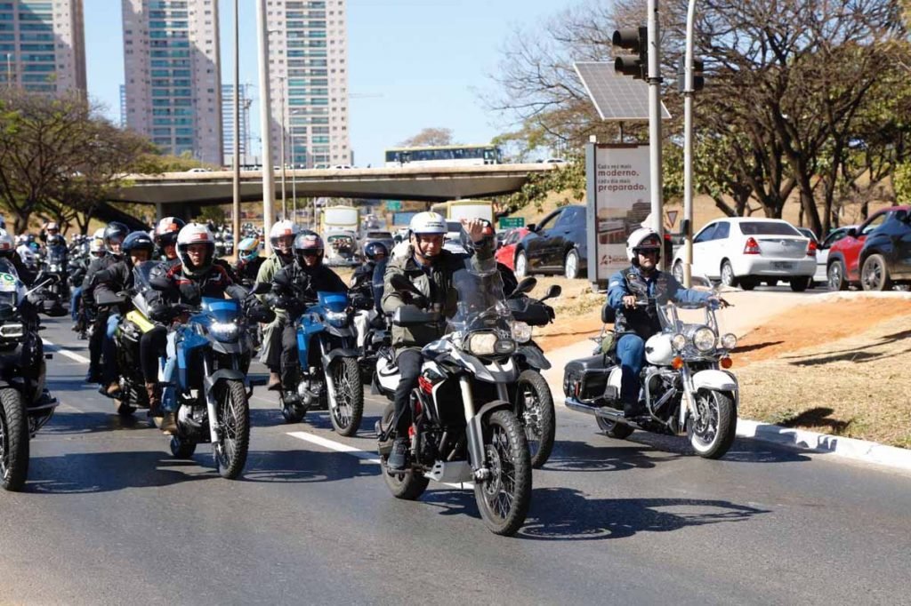 Motociata organizada pelo presidente Jair Bolsonaro cruza a Esplanada dos Ministérios na manhã desde domingo Dia dos Pais 10