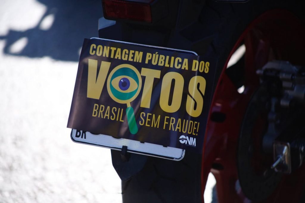 Motociata organizada pelo presidente Jair Bolsonaro cruza a Esplanada dos Ministérios na manhã desde domingo Dia dos Pais 10