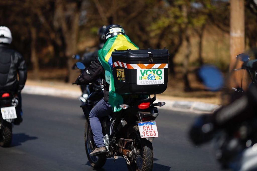Motociata organizada pelo presidente Jair Bolsonaro cruza a Esplanada dos Ministérios na manhã desde domingo Dia dos Pais 10
