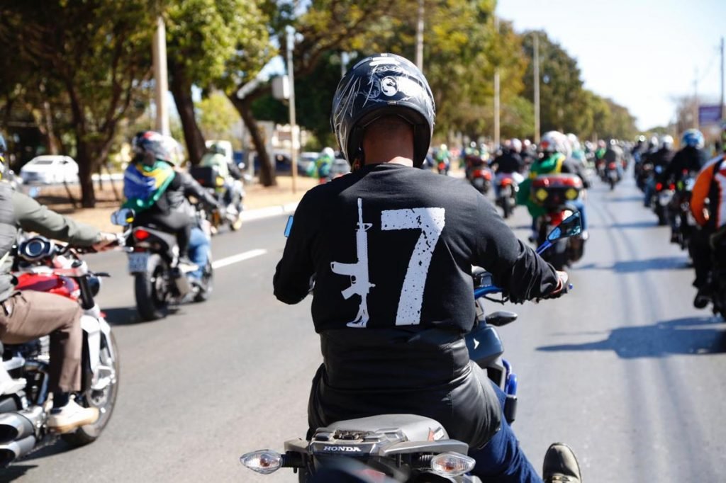 Motociata organizada pelo presidente Jair Bolsonaro cruza a Esplanada dos Ministérios na manhã desde domingo Dia dos Pais 10