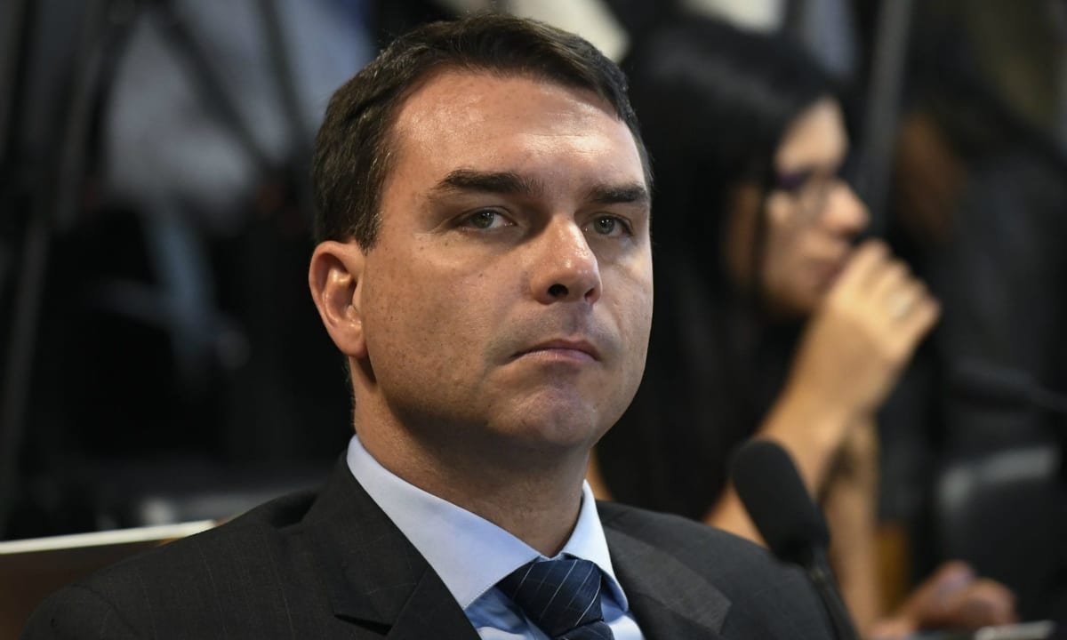 Flávio Bolsonaro se filia ao PL, terceiro partido dele neste ano