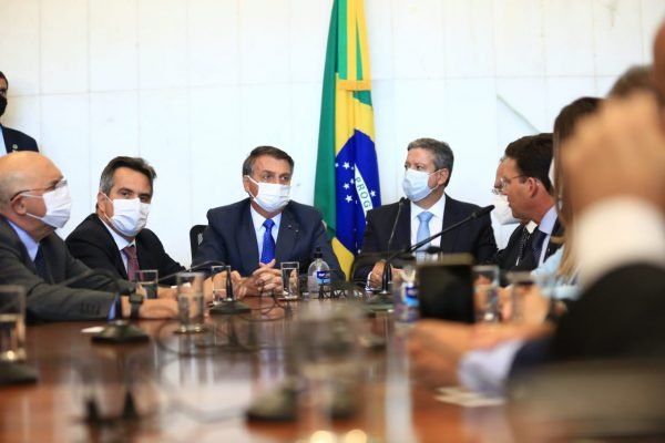 Bolsonaro entrega novo Bolsa Família à Câmara