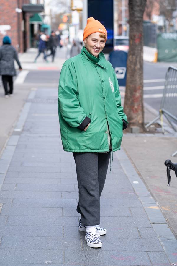 Mulher com jaqueta corta-vento no street style de Nova York