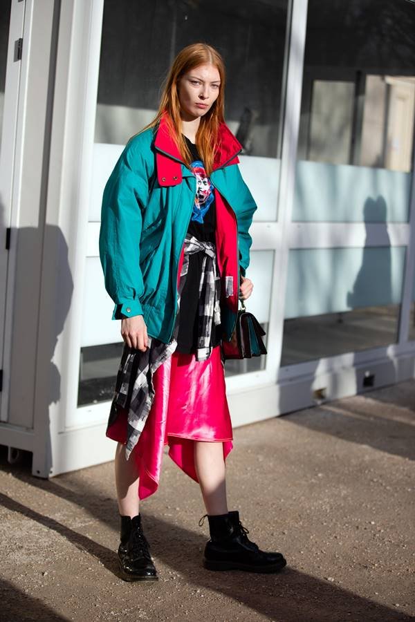 Mulher com jaqueta corta-vento no street style de Paris