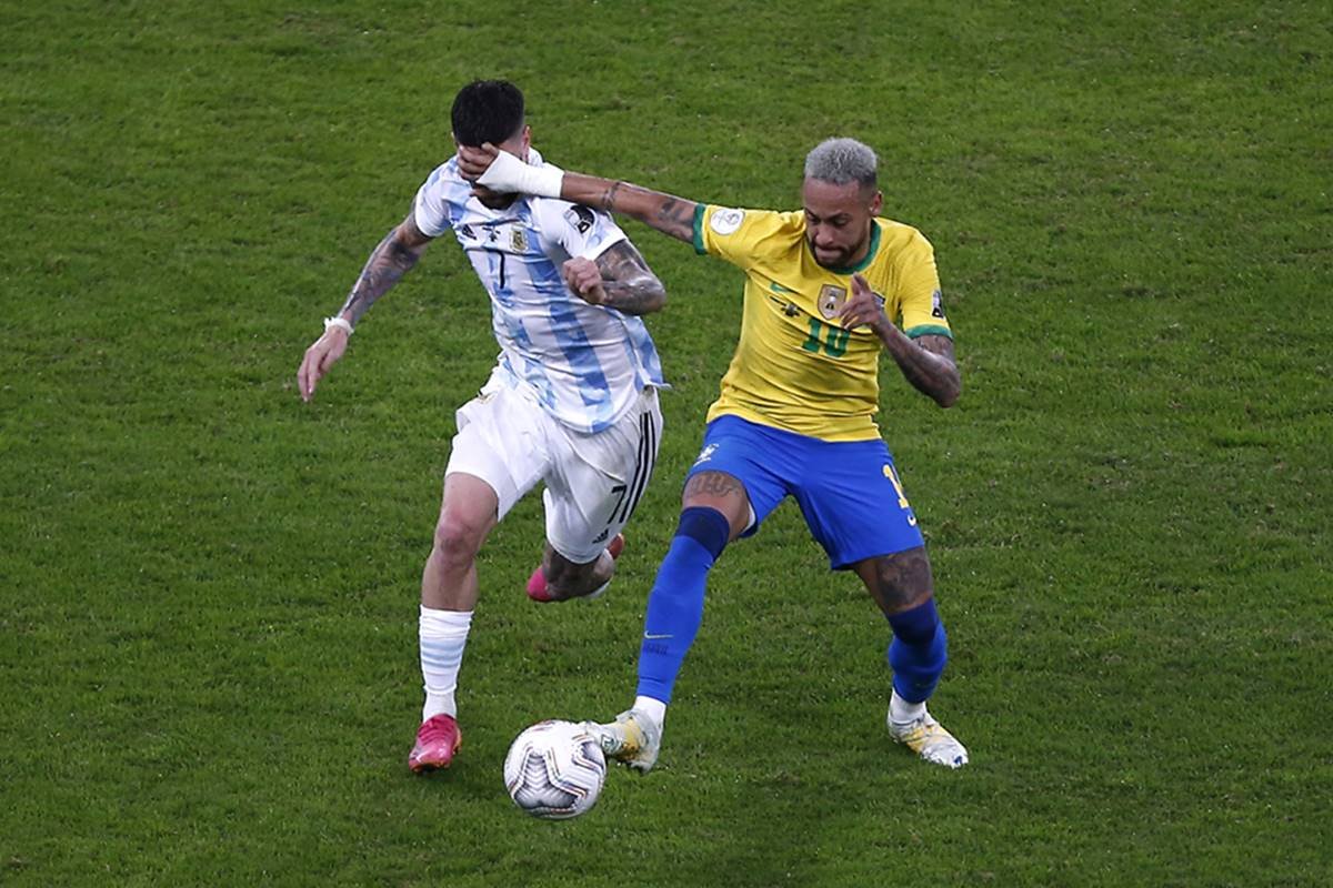 Belo Horizonte - MG - 10/11/2016 - Eliminatorias da copa do Mundo 2018  Brasil x Argentina, Neymar do Brasil disputa lance contra jogador da  Argentina pela eliminatoria da copa do Mundo de