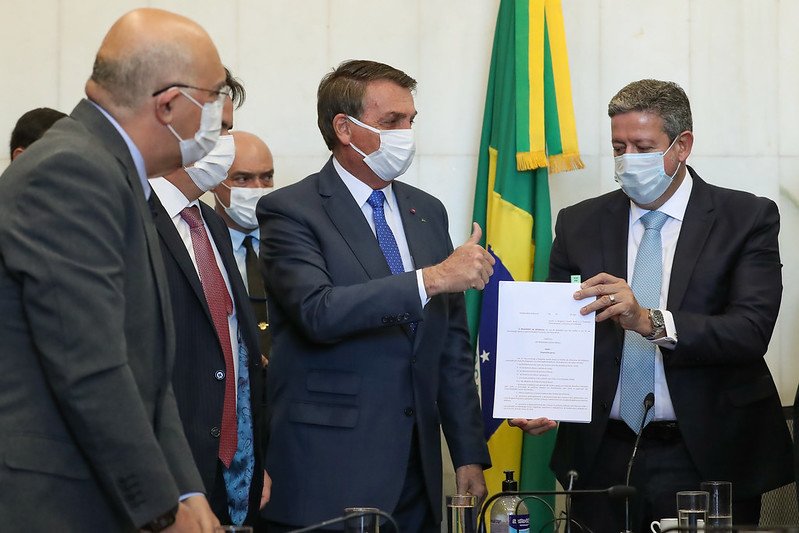 Jair Bolsonaro entrega MP do novo Bolsa Família na Câmara