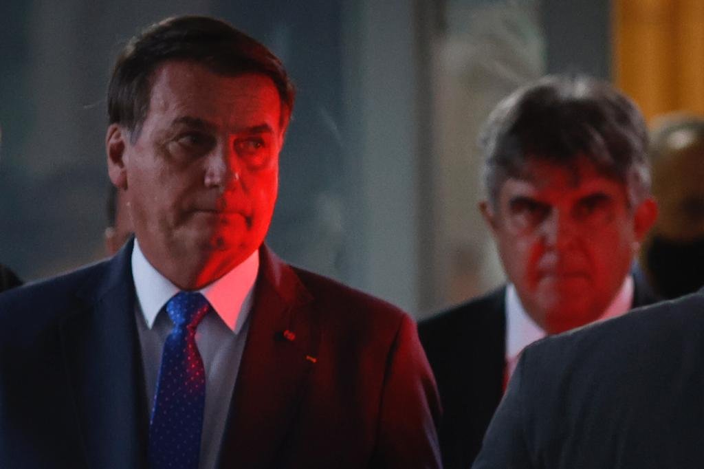 Presidente Bolsonaro e o ministro do GSI, Augusto Heleno, na janela do Ministério da Economia, após reunião 1