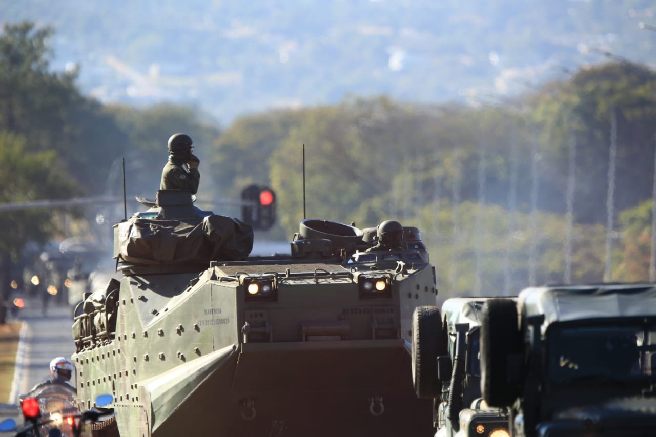 Com desfile militar, Bolsonaro só mostrou a potência do meme