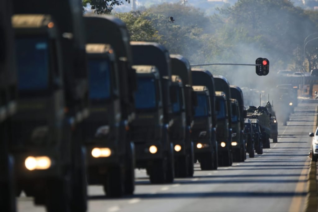 Desfile de carros militares para entregar um convite a Bolsonaro para operação Formosa