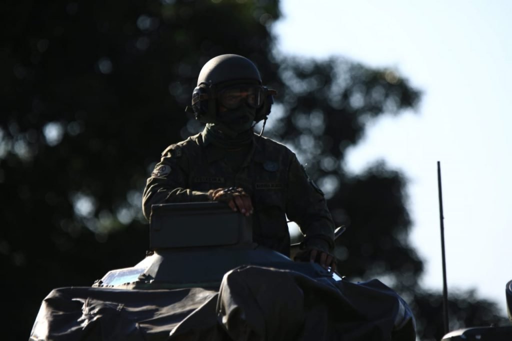 Desfile de carros militares para entregar um convite a Bolsonaro para operação Formosa