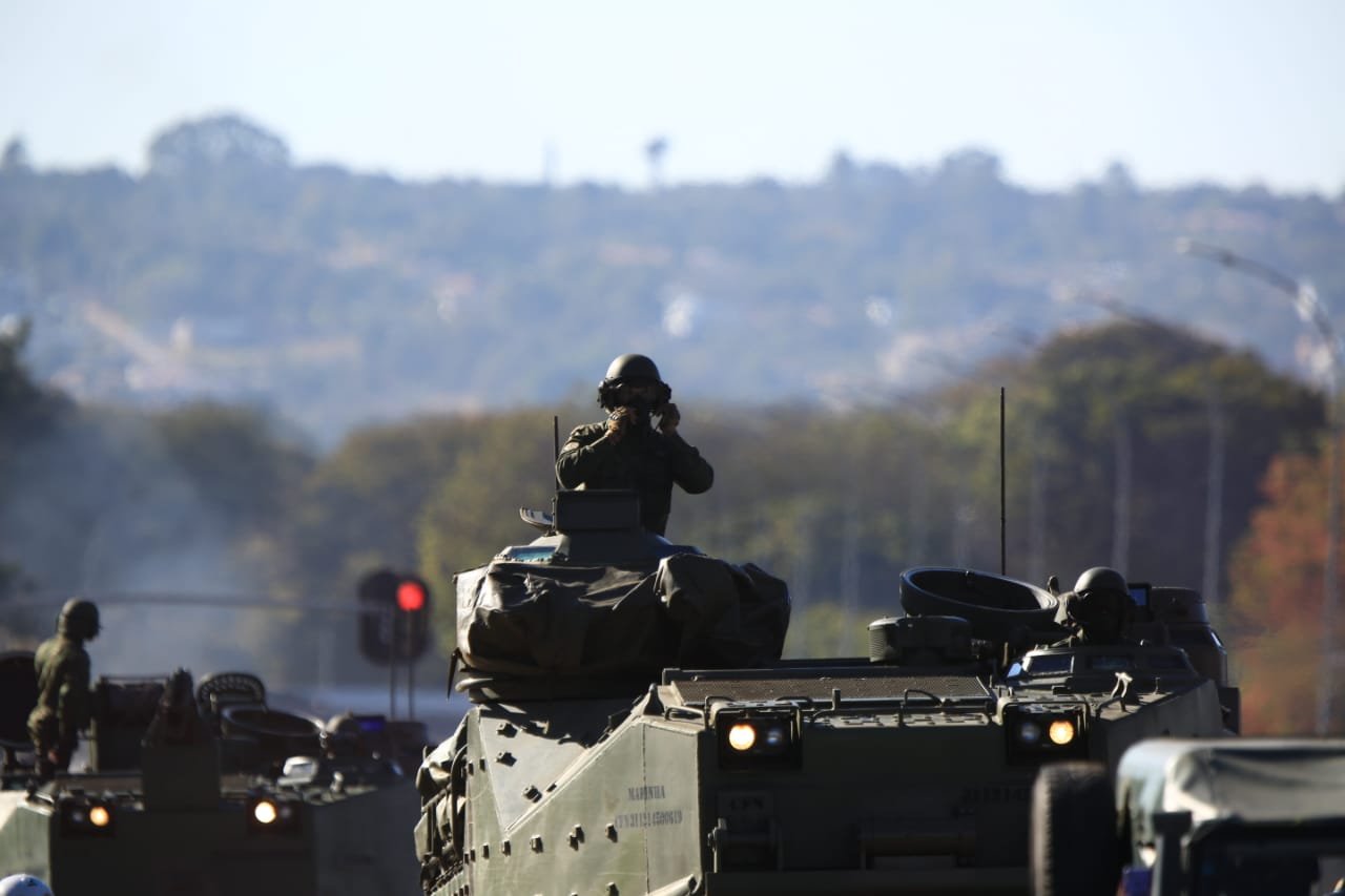 Desfile de carros militares para entregar um convite a Bolsonaro para operação Formosa