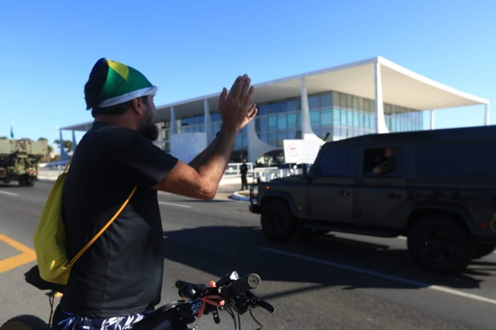 Desfile de carros militares para entregar um convite a Bolsonaro para operação Formosa