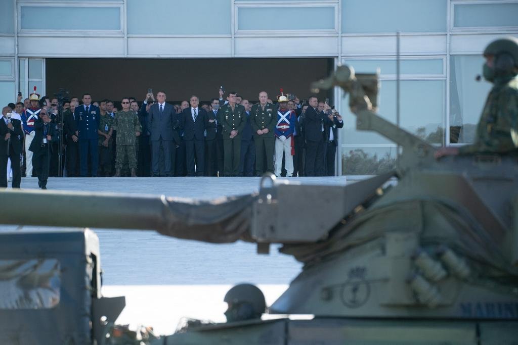 Bolsonaro e ministros assistem a desfile de tanques no Planalto
