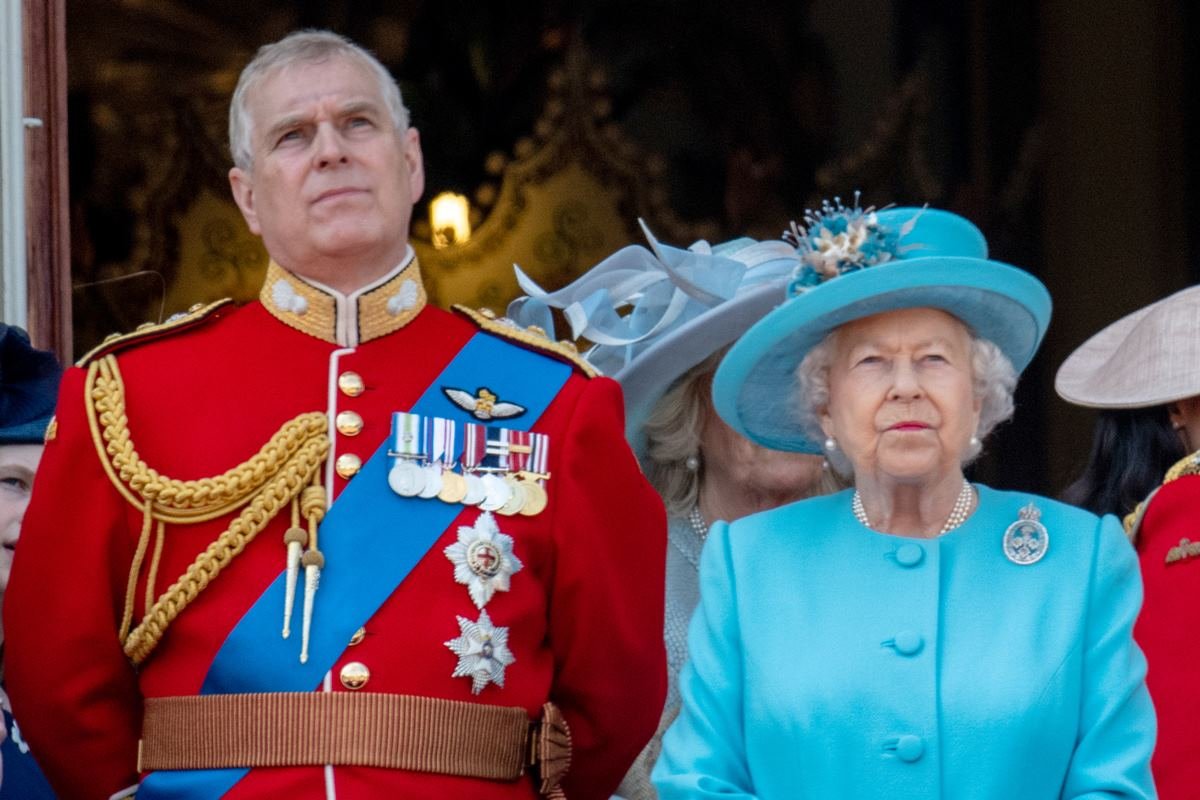 Príncipe Andrew e rainha Elizabeth
