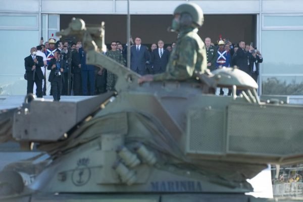 Desfile militar na frente do Palácio do Planato