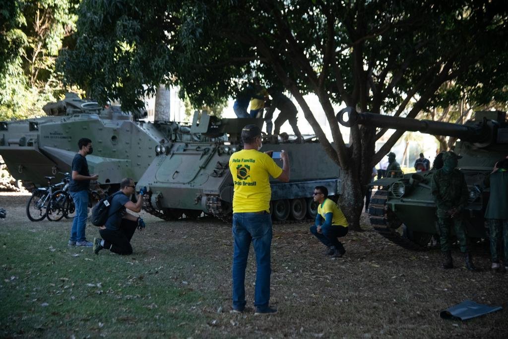 “República de Bananas”: imprensa internacional repercute desfile militar 14 viaturas da Marinha do Brasil ficam em exposição durante essa terça-feira, em frente ao prédio da Marinha na Esplanada dos Ministérios”. Para a instituição, “os eventos buscam valorizar e apresentar, à sociedade brasileira, o aprestamento dos meios operativos da nossa Marinha”.