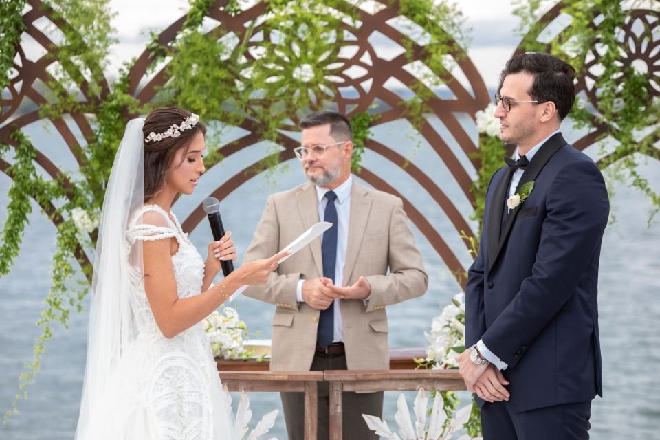 Sarah Bosque e Fábio Estillac trocam alianças às margens do Lago