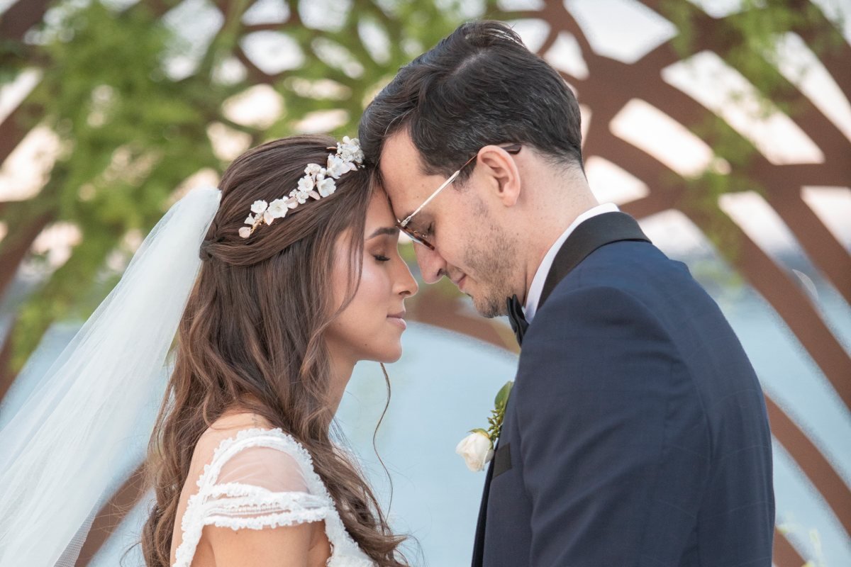 Sarah Bosque e Fábio Estillac trocam alianças às margens do Lago