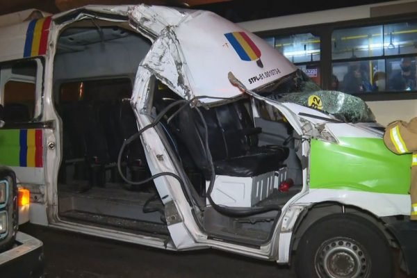 Acidente com van e caminhão deixa um morto e três feridos na Ilha do Governador
