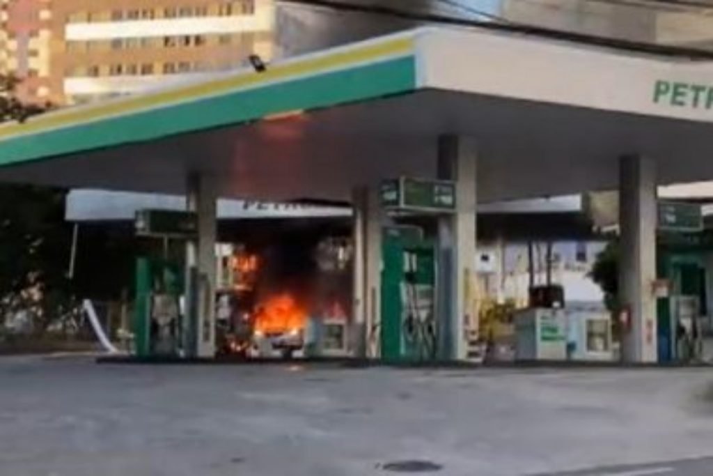 carro pega fogo em posto