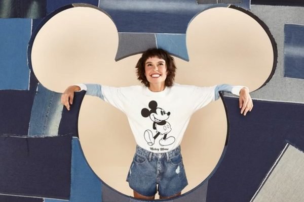 Modelo com camiseta branca