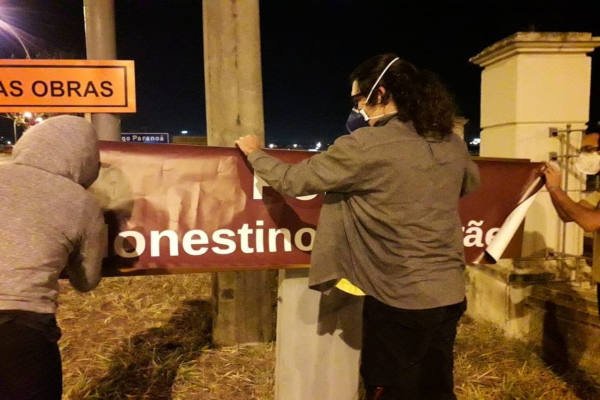 Estudantes trocam nome da Ponte Costa e Silva para Honestino Guimarães
