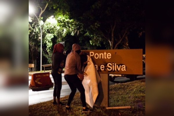 Estudantes trocam nome da Ponte Costa e Silva para Honestino Guimarães