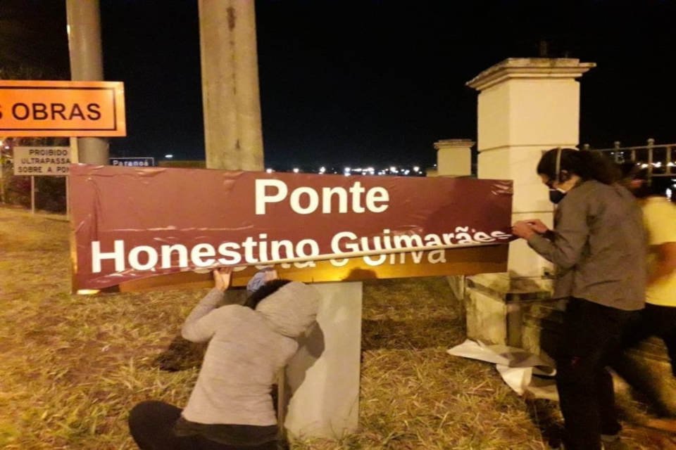Estudantes trocam nome da Ponte Costa e Silva para Honestino Guimarães
