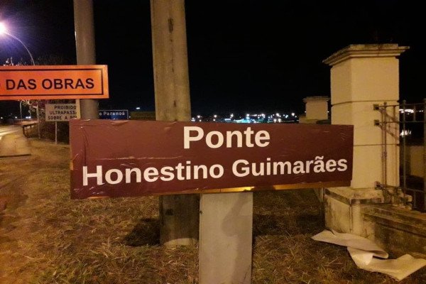 Estudantes trocam nome da Ponte Costa e Silva para Honestino Guimarães
