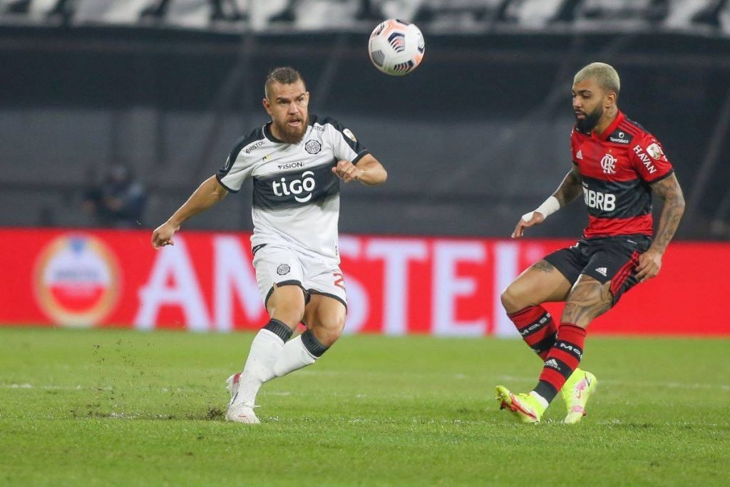 Jogador de futebol americano deixa estádio de ambulância após