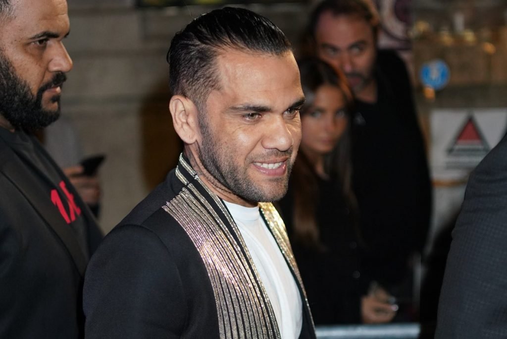 Jogador Daniel Alves é acusado por compositores de violar direitos autorais