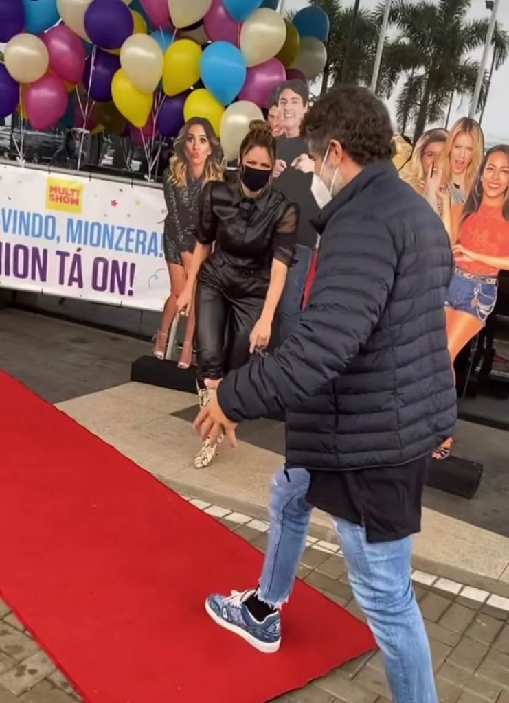 Mion sendo recebido com tapete vermelho na Globo