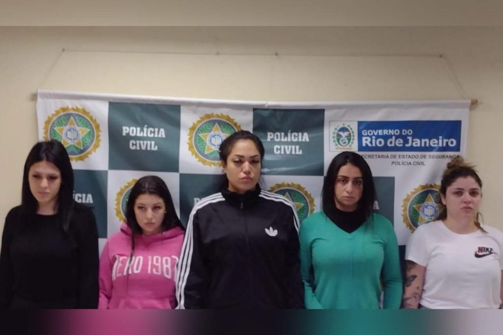 Da esquerda para a direita, Mariana Serrano de Oliveira, Gabriela Silva Vieira, Rayane Sousa, Anna Carolina de Sousa Santos e Yasmim Navarro
