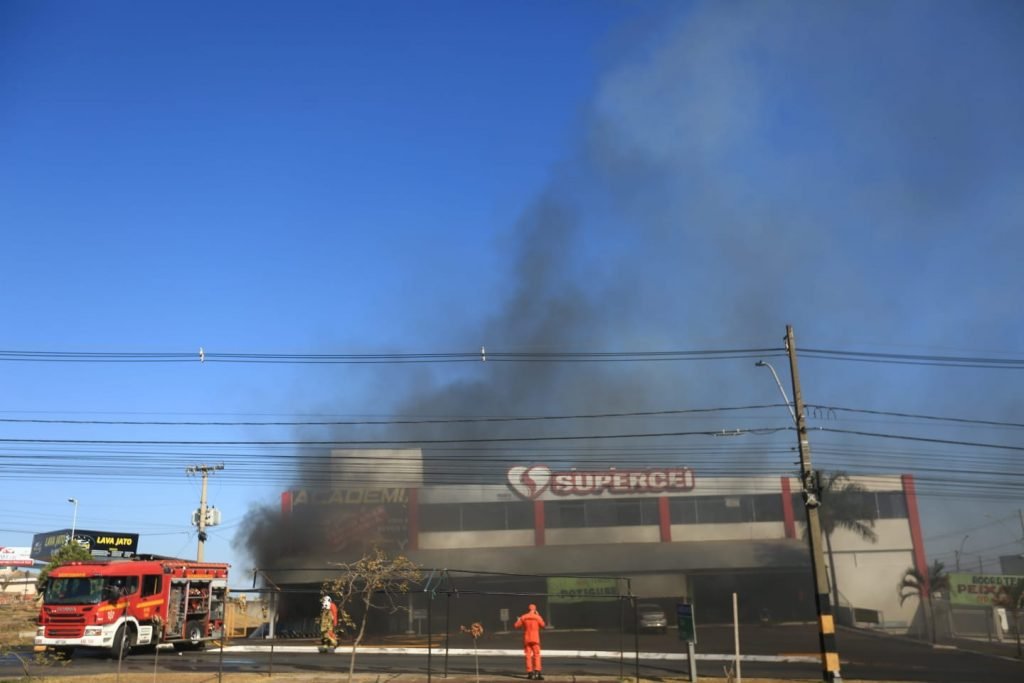 Incêndio em supermercado de Brasília chama a atenção