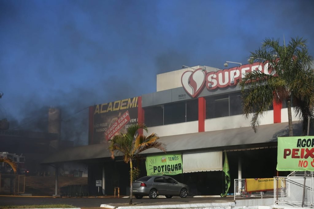 Incêndio em supermercado de Brasília chama a atenção