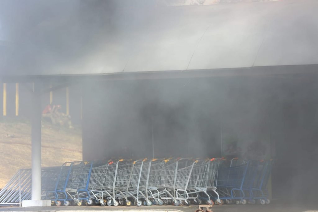 Incêndio em supermercado de Brasília chama a atenção