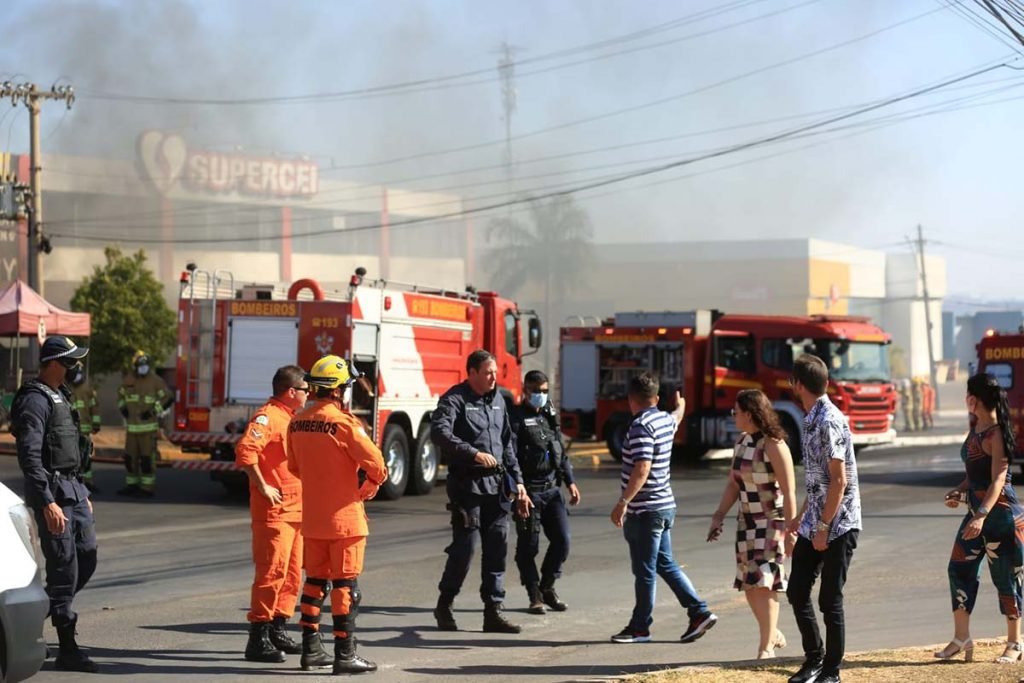 Incêndio em supermercado de Brasília chama a atenção