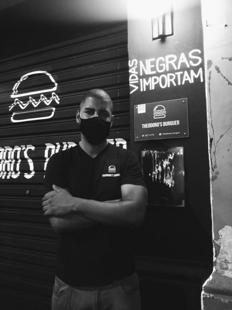 Homem negro é vítima de racismo em sua hamburgueria