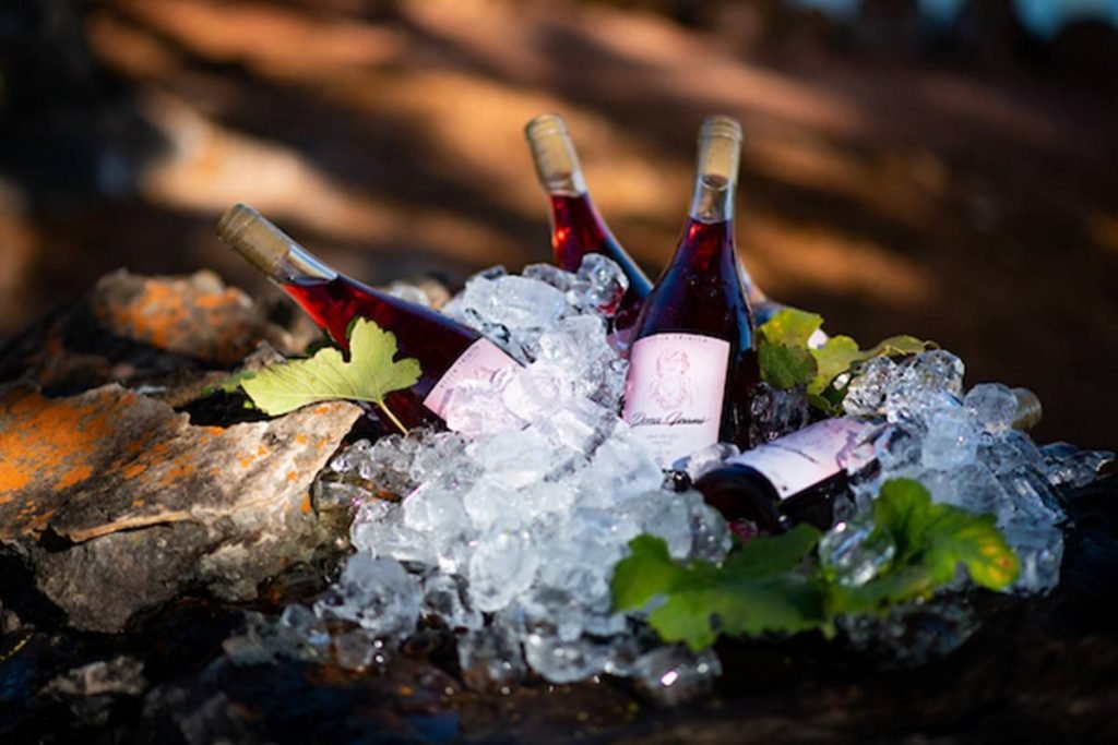 garrafas de vinho rosé no gelo