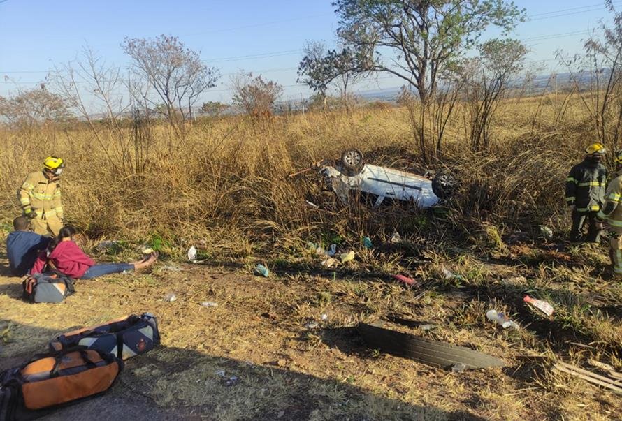Carro capotado em mata
