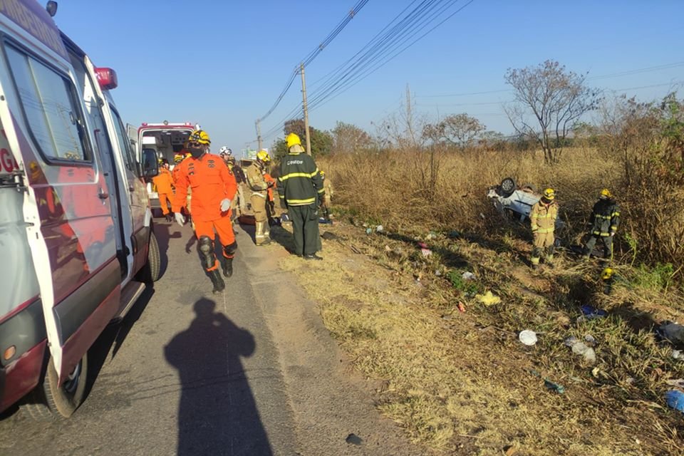 Bombeiros e carro capotado
