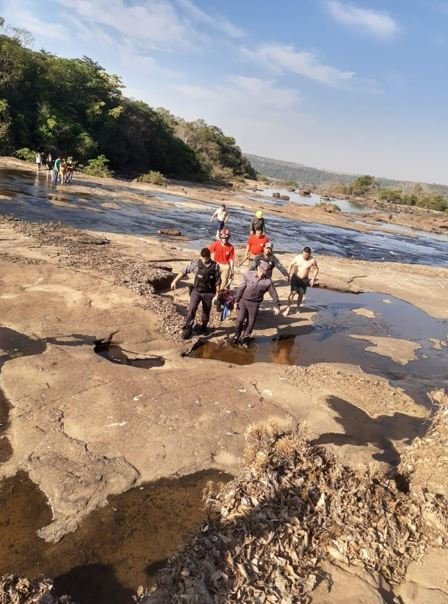 Equipes de resgate fizeram maca improvisada para retirar corpo