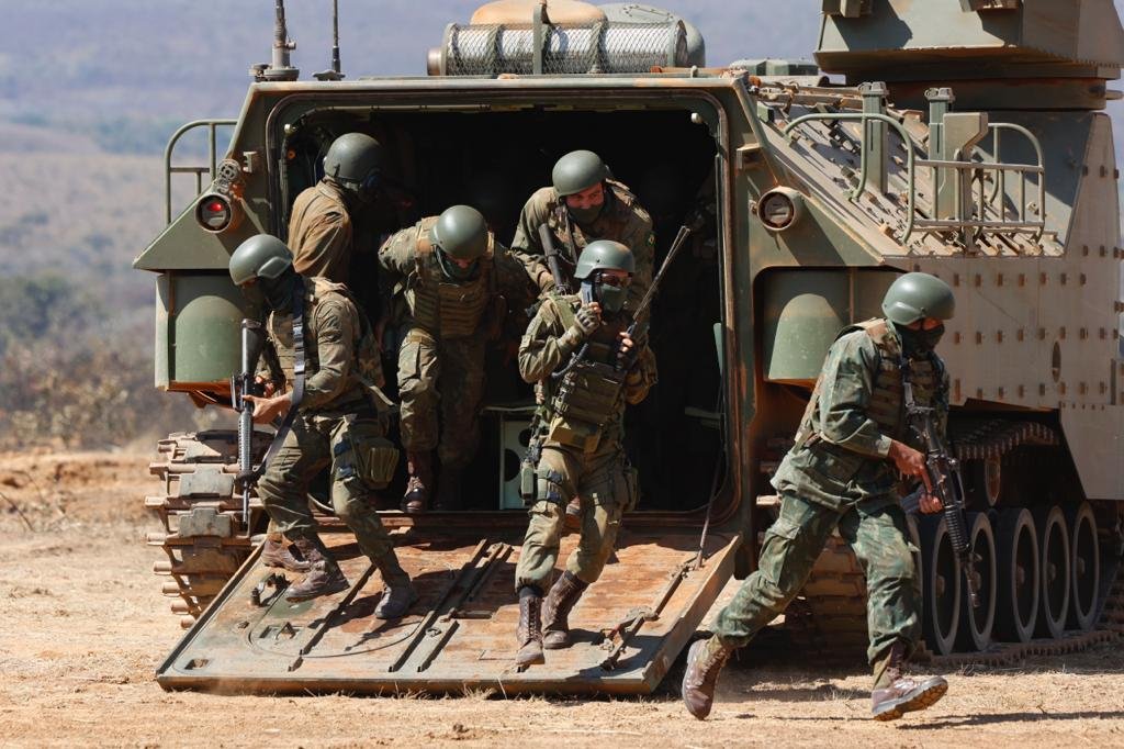 Demonstração operativa dos fuzileiros militares exercito navais da operação Formosa durante agenda do presidente bolsonaro 25